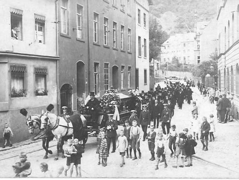 Historisches Bild eines Trauerzugs mit Pferdekutschen durch Ehrenbreitstein