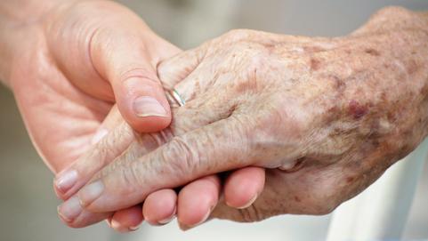 Zwei Hände, die einander festhalten