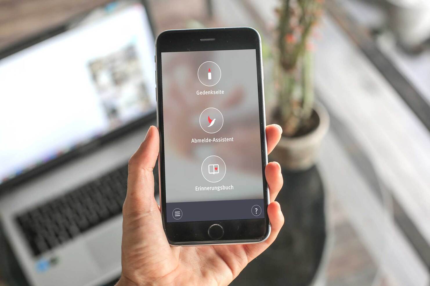 Mobiltelefon und Laptop mit geöffneter Kundencenter-App