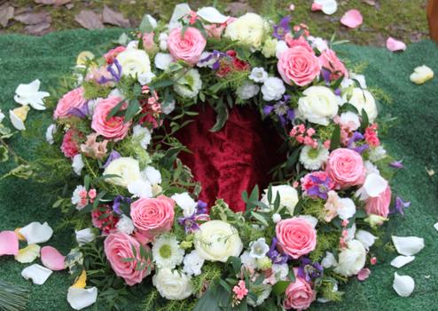 Bunter, rundgesteckter Blumenkranz in rosa, wei&szlig; und lila