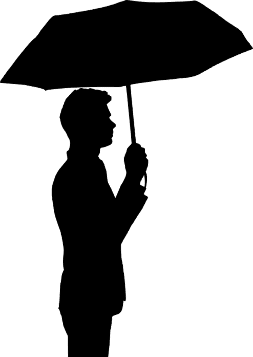 Silhouettenaufnahme eines Mannes, der einen aufgespannten Regenschirm seitlich hält.