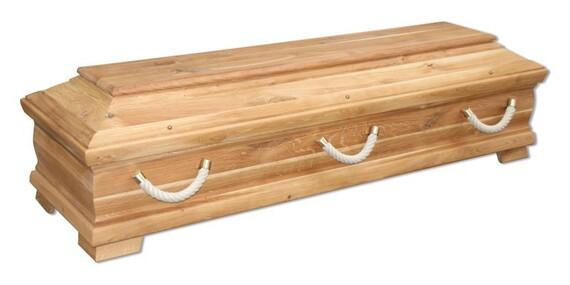 Holztruhenförmiger Sarg aus hellem Holz mit zwei Seilgriffen an den Seiten.