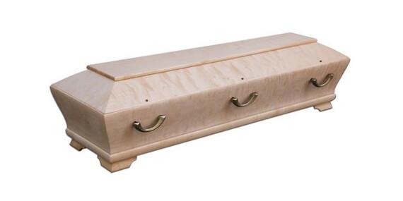 Holzfarbenes Sargmodell mit drei Griffen, schlichte Form und glatte Oberfläche, auf weißem Hintergrund.