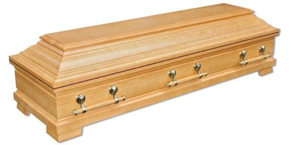 Holzvertäfelter Sarg in honigfarbener Ausführung mit verzierten Griffen und schlichten Linien.