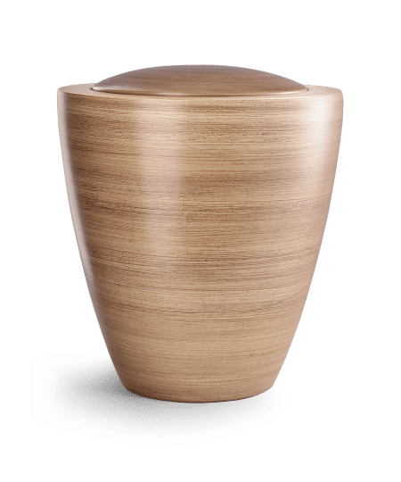 Holzurne mit abgerundetem Deckel, in sanften Brauntönen, auf hellem Hintergrund.