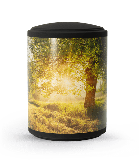 Runder Mülleimer mit dekorativem Baum- und Landschaftsdesign in warmen Farbtönen.