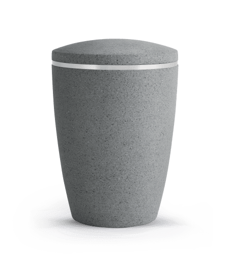 Graue Abfalltonne mit Deckel und silberner Linie auf der Oberseite vor einem weißen Hintergrund.