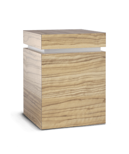 Holzwürfel mit geölter Oberfläche und flacher Oberseite, abgestuft mit einem schmalen weißen Element in der Mitte.