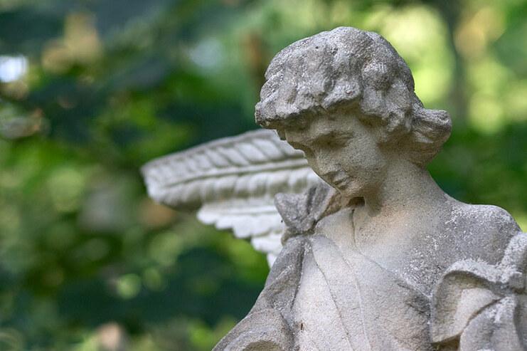 Engelstatue im Seitenprofil